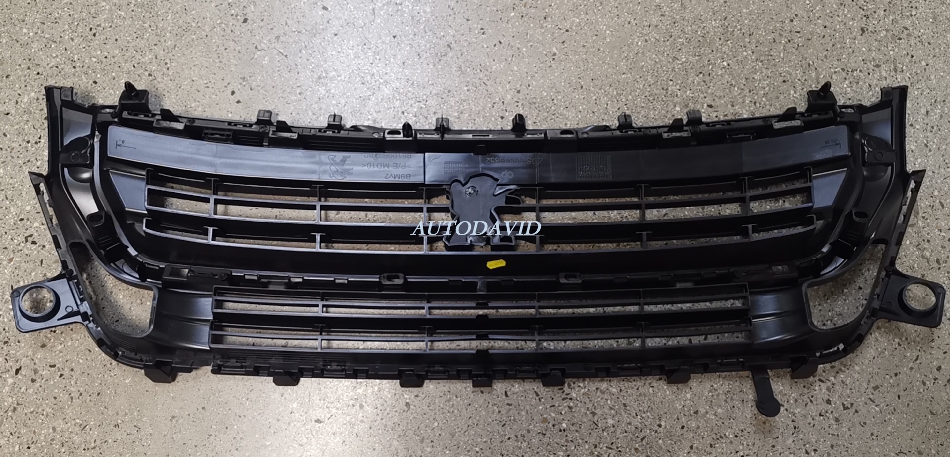 FRONT GRILLE UPPER PEUGEOT PARTNER 2015 OEM：1613573580 DVD47-0701-06