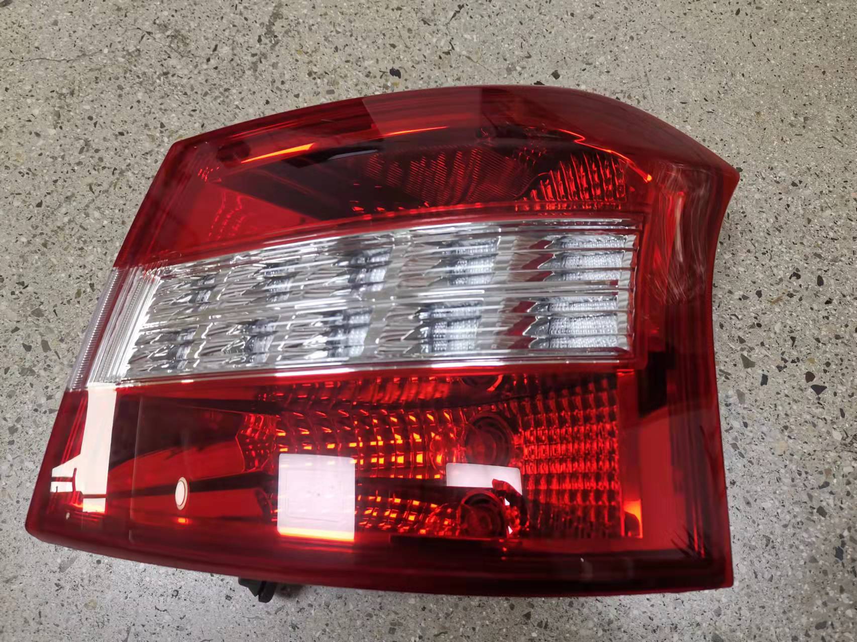 TAIL LAMP OUTER COMPLETE DFPV A60 F15 2012 OEM：LH 7521006/RH 7522006（后尾灯总成 外，适用：东风风神A60，2012年产）DVD17-0301