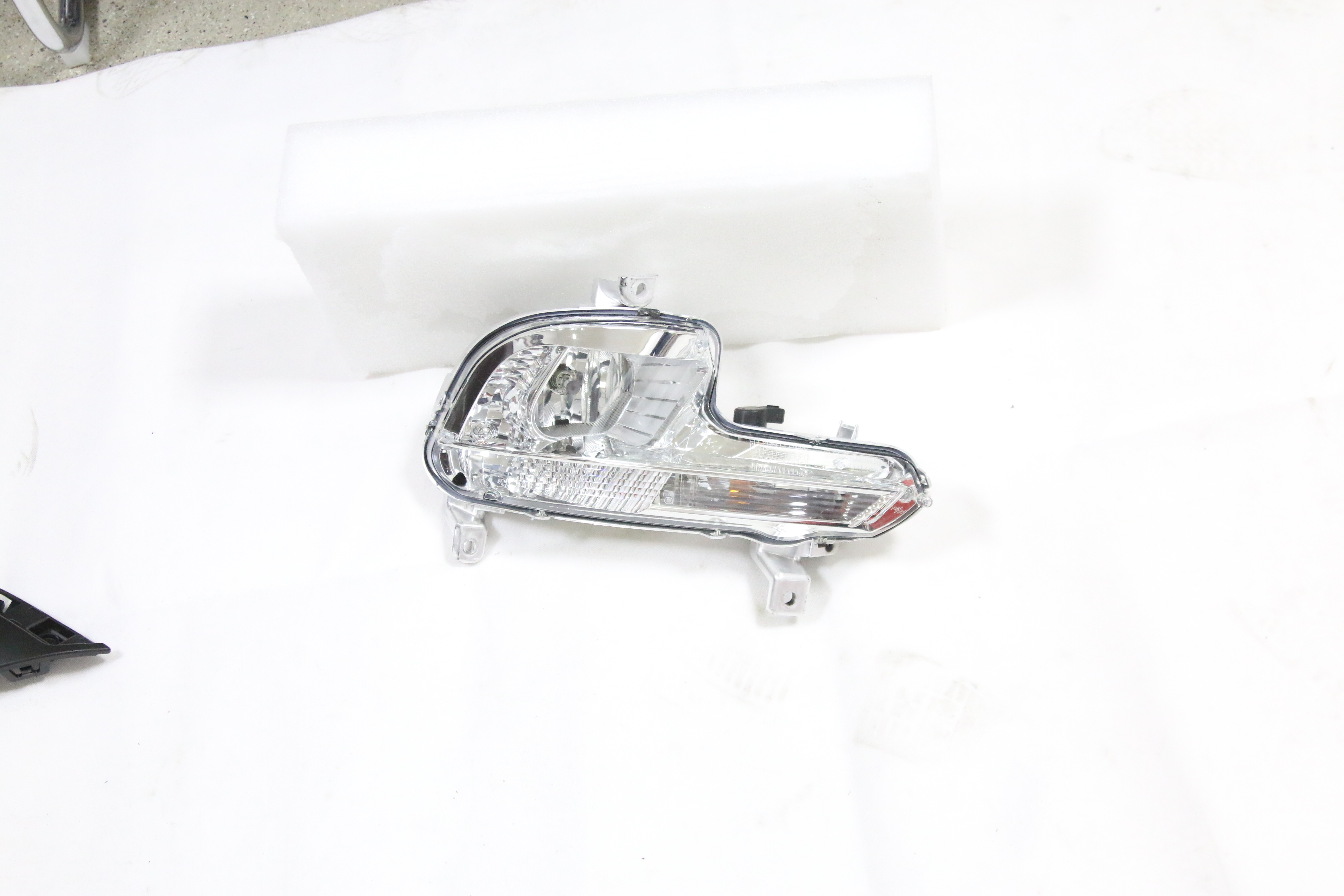 FOG LAMP COMPLETE THREE HOLE PEUGEOT 508 W23 2013 OEM：LH 9673185980/RH 9673185880 DVD16-0401