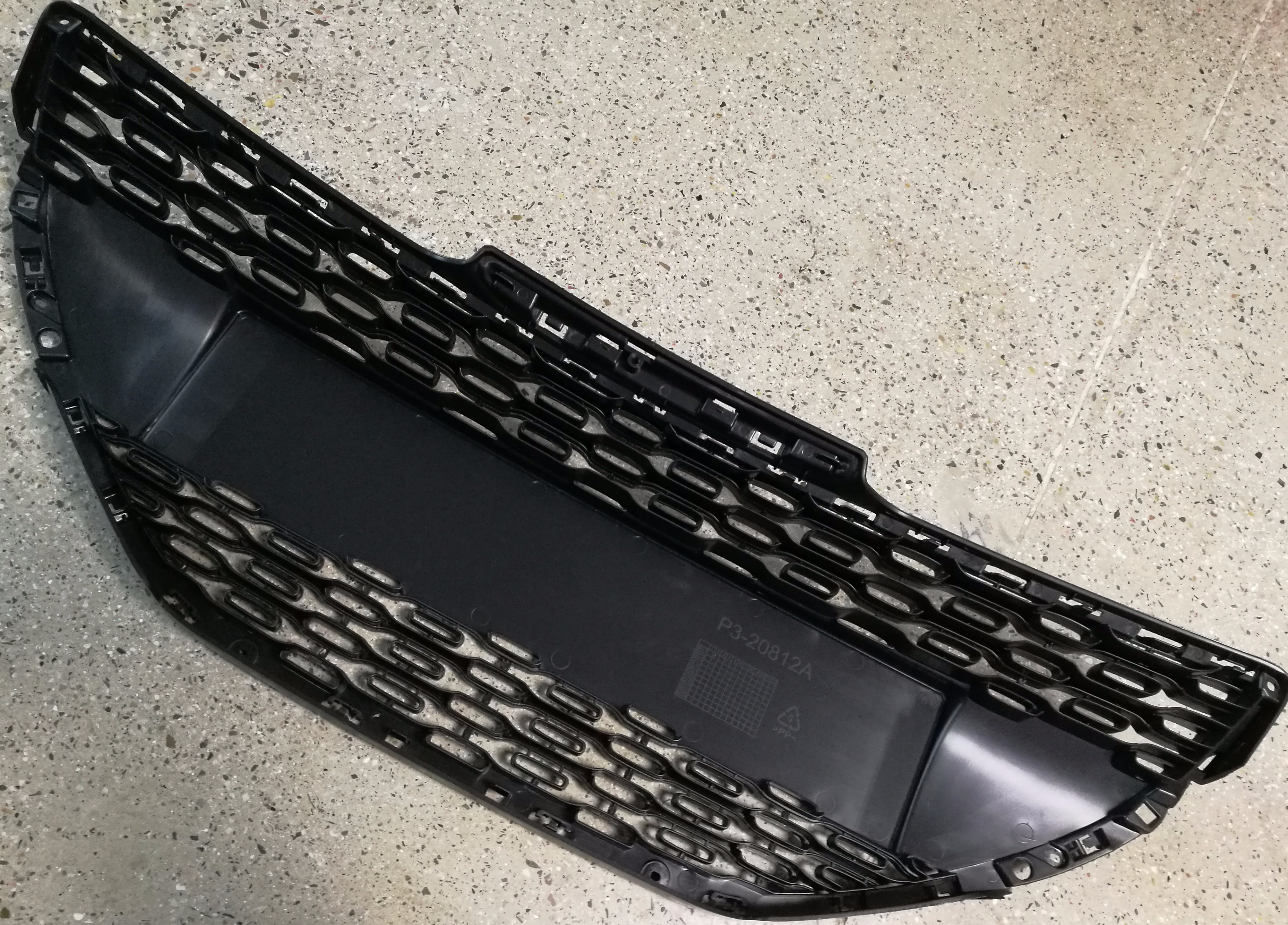 FRONT GRILLE UPPER PEUGEOT 208 2013 OEM：9803264180 DVD41-0701-11