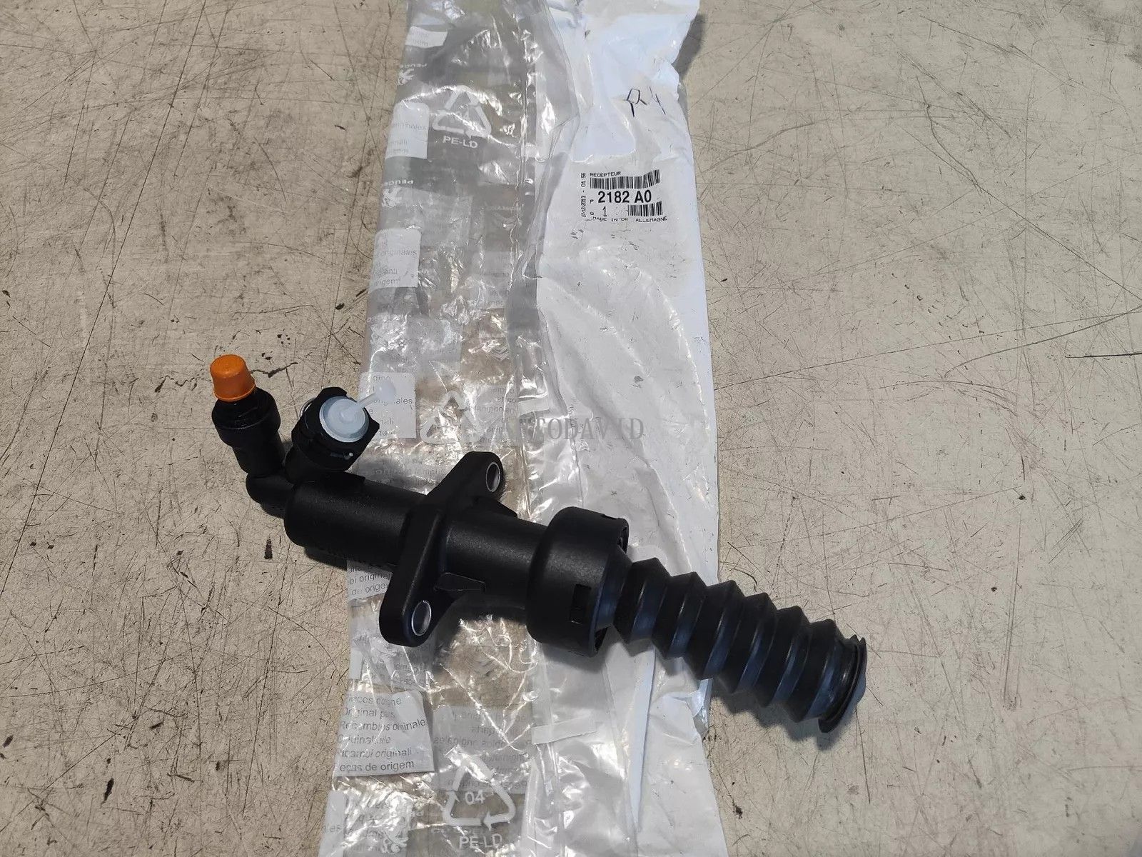 Clutch Slave Cylinder For Peugeot 3008 407 807 Expert, Citroen C4/C5/C8 DS5 OEM: 2182A0 2182C1 218285 9684276480, 1401120880, 1400816480 HS20-200-013