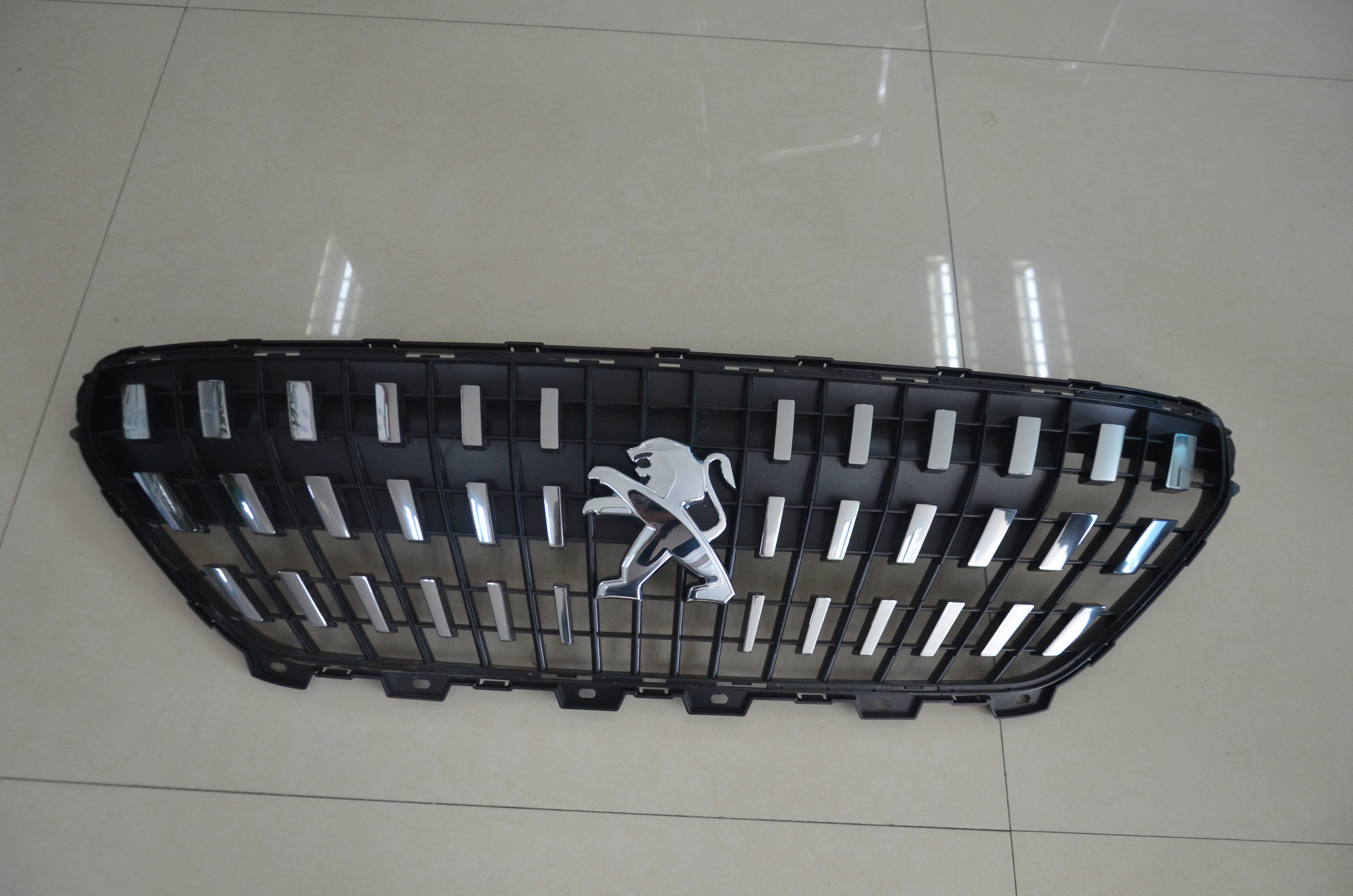 FRONT GRILLE COMPLETE CHROMED PEUGEOT 3008 T88R 2016 OEM：NO OEM DVD33-0701-06