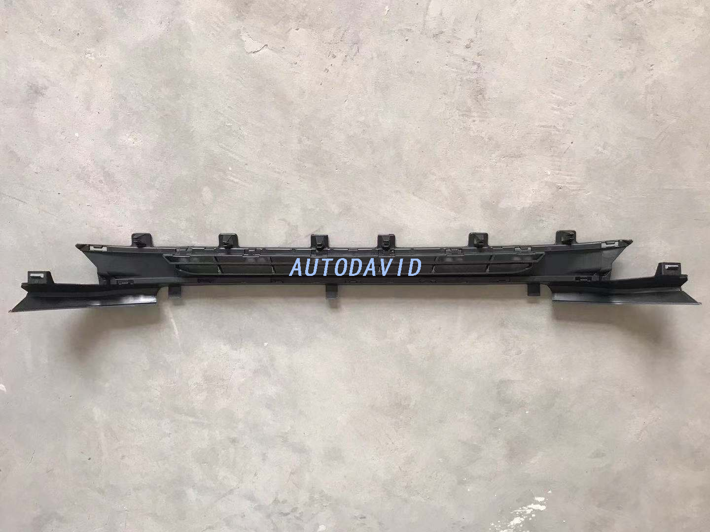 FRONT GRILLE LOWER PEUGEOT 208 2016 OEM：9810516180 DVD42-0701-06